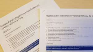 Kuvassa kaksi asiakirjaa lähihoitajan opintojen ammattitaitovaatimuksista